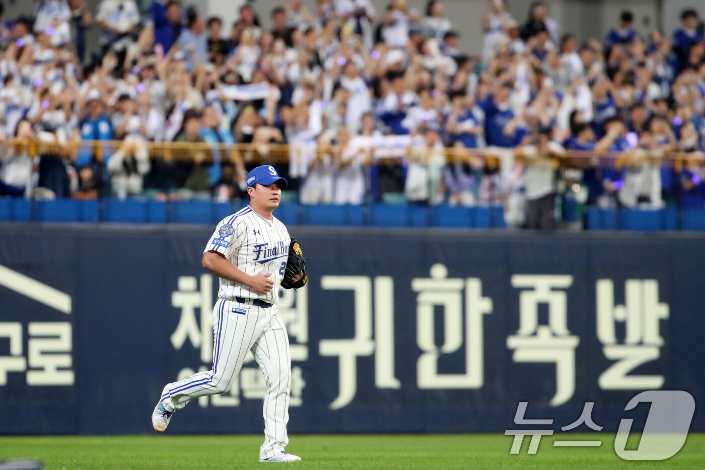 본문 이미지 - 30일 오후 대구 수성구 삼성라이온즈파크에서 열린 프로야구 &#39;2025 신한 SOL뱅크 KBO 리그&#39; KIA 타이거즈와 삼성 라이온즈의 경기, 5대 0으로 앞선 9회초 삼성 마무리 투수 오승환이 마운드를 향해 달려가고 있다. 2025.9.30/뉴스1 ⓒ News1 공정식 기자