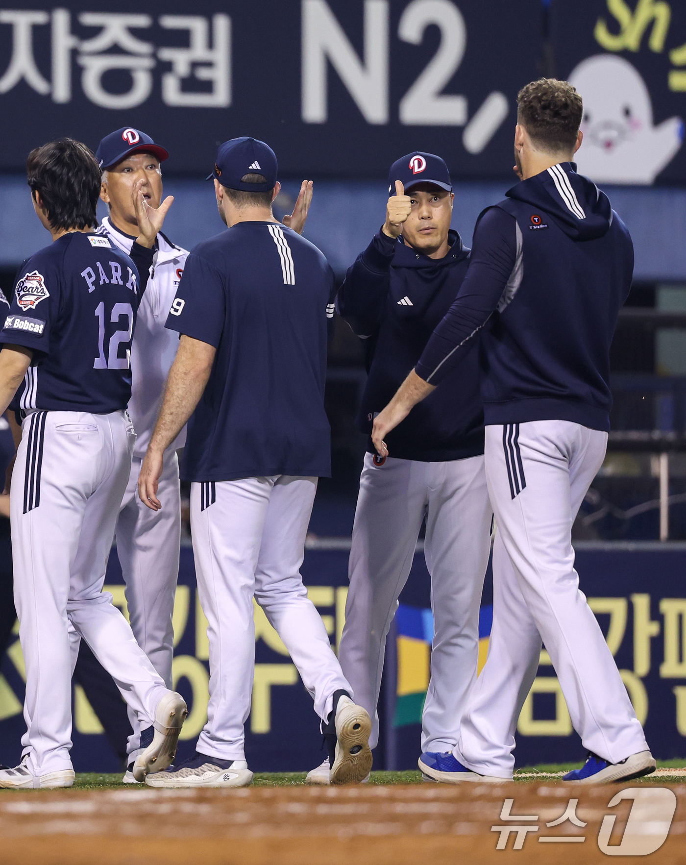 (서울=뉴스1) 안은나 기자 = 30일 오후 서울 송파구 잠실야구장에서 열린 프로야구 2025 신한 SOL 뱅크 KBO 리그 두산 베어스와 LG 트윈스의 경기에서 6:0으로 두산이 …