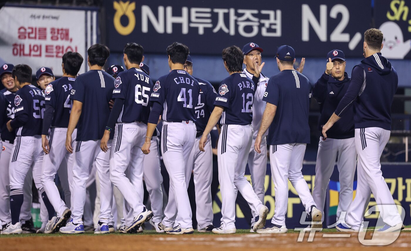 본문 이미지 - 30일 오후 서울 송파구 잠실야구장에서 열린 프로야구 2025 신한 SOL 뱅크 KBO 리그 두산 베어스와 LG 트윈스의 경기에서 6:0으로 두산이 승리, 조성환 감독 대행이 승리투수 콜 어빈을 향해 엄지손가락을 치켜들고 있다. 2025.9.30/뉴스1 ⓒ News1 안은나 기자