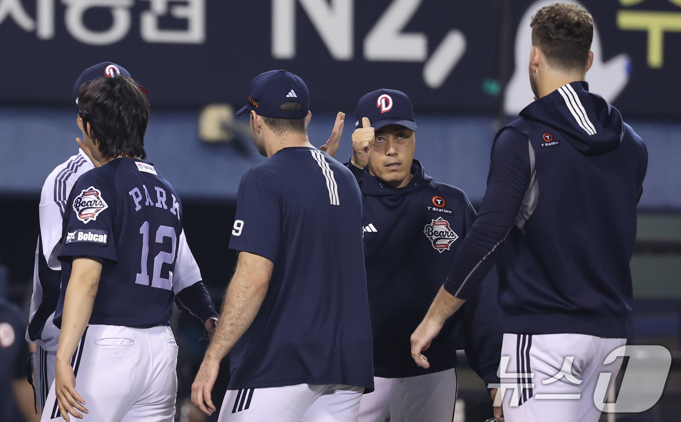 (서울=뉴스1) 안은나 기자 = 30일 오후 서울 송파구 잠실야구장에서 열린 프로야구 2025 신한 SOL 뱅크 KBO 리그 두산 베어스와 LG 트윈스의 경기에서 6:0으로 두산이 …