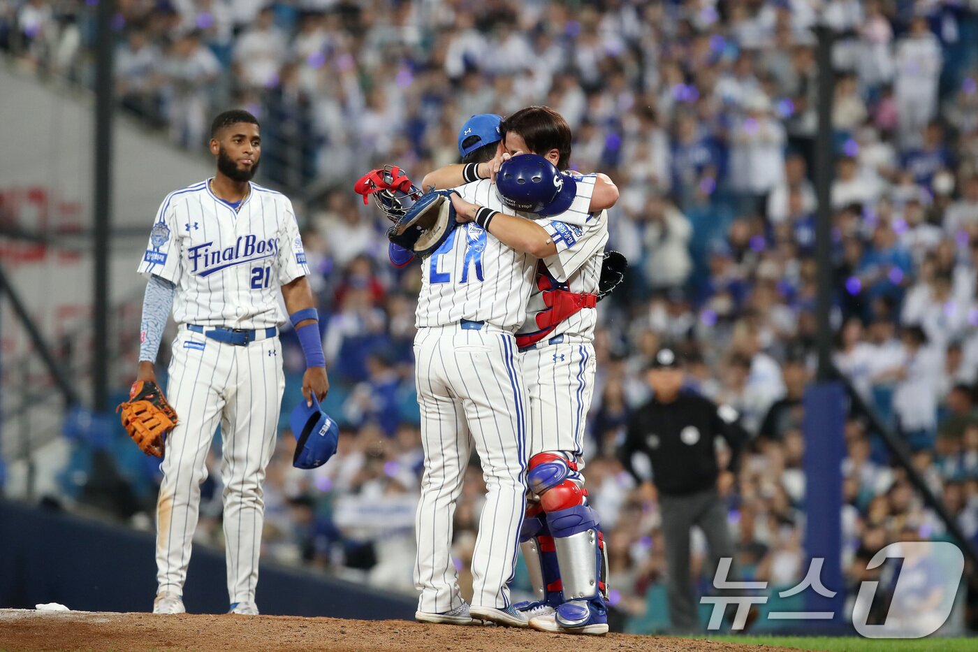 본문 이미지 - 30일 오후 대구 수성구 삼성라이온즈파크에서 열린 프로야구 &#39;2025 신한 SOL뱅크 KBO 리그&#39; KIA 타이거즈와 삼성 라이온즈의 경기, 5대 0으로 앞선 9회초 마운드에 오른 삼성 마무리 투수 오승환이 KIA 대타 최형우를 삼진으로 처리한 뒤 강민호 포수와 포옹하고 있다. 2025.9.30/뉴스1 ⓒ News1 공정식 기자