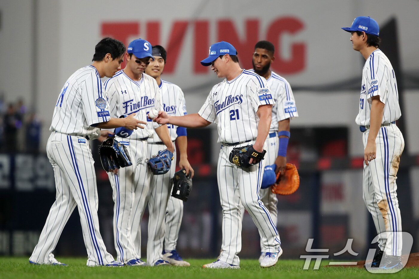 본문 이미지 - 삼성 라이온즈 투수 오승환&#40;가운데&#41;. /뉴스1 DB ⓒ News1 공정식 기자