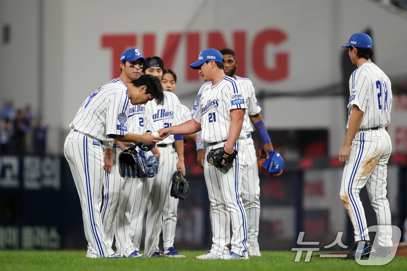 본문 이미지 - 30일 오후 대구 수성구 삼성라이온즈파크에서 열린 프로야구 &#39;2025 신한 SOL뱅크 KBO 리그&#39; KIA 타이거즈와 삼성 라이온즈의 경기, 5대 0으로 앞선 9회초 마운드에 오른 삼성 마무리 투수 오승환이 KIA 대타 최형우를 삼진으로 처리한 뒤 김재윤에게 공을 넘기고 있다. 2025.9.30/뉴스1 ⓒ News1 공정식 기자
