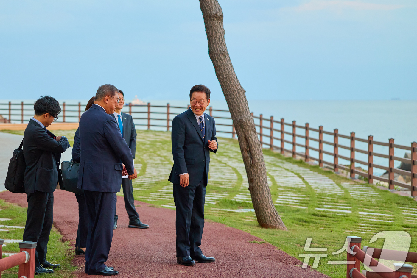 (서울=뉴스1) 허경 기자 = 이재명 대통령과 이시바 시게루 일본 총리가 30일 부산 누리마루 APEC 하우스에서 산책을 하고 있다. (대통령실 제공. 재판매 및 DB 금지) 20 …