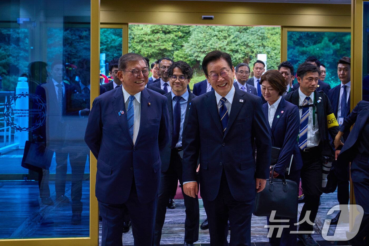 본문 이미지 - 이재명 대통령과 이시바 시게루 일본 총리가 30일 부산 누리마루 APEC 하우스에서 한일 정상회담을 위해 입장하고 있다. (대통령실 제공. 재판매 및 DB 금지) 2025.9.30/뉴스1 ⓒ News1 허경 기자
