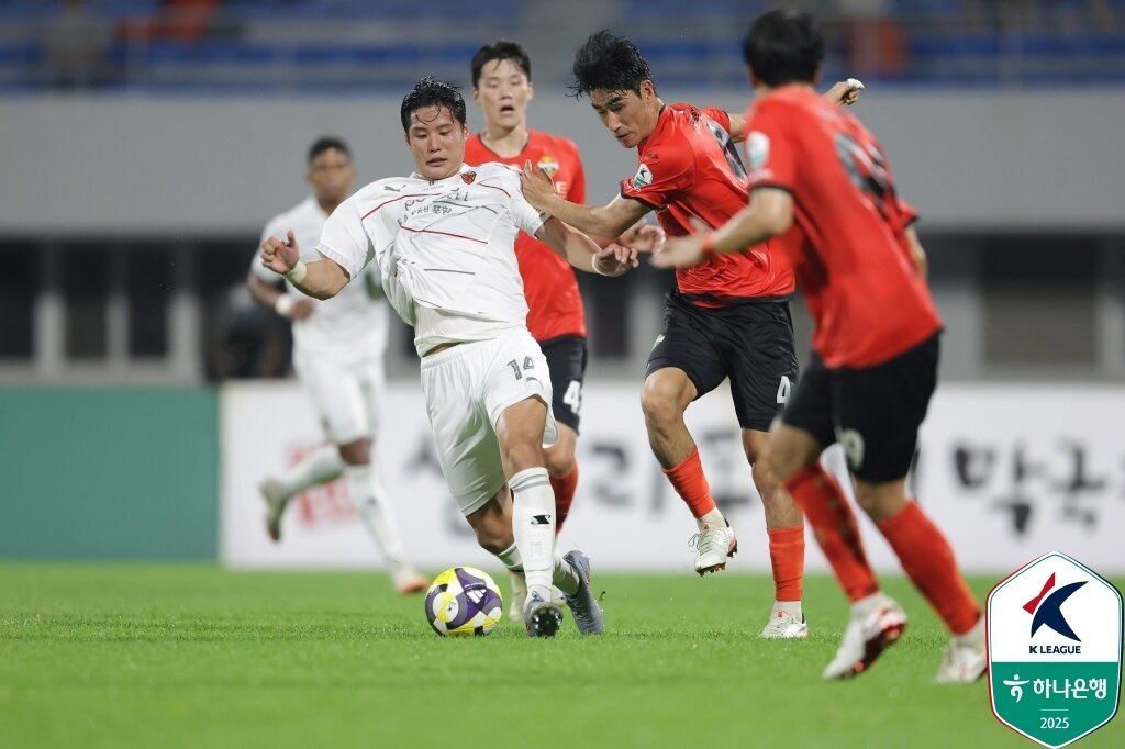 본문 이미지 - 포항과 강원의 경기 모습(한국프로축구연맹 제공) 