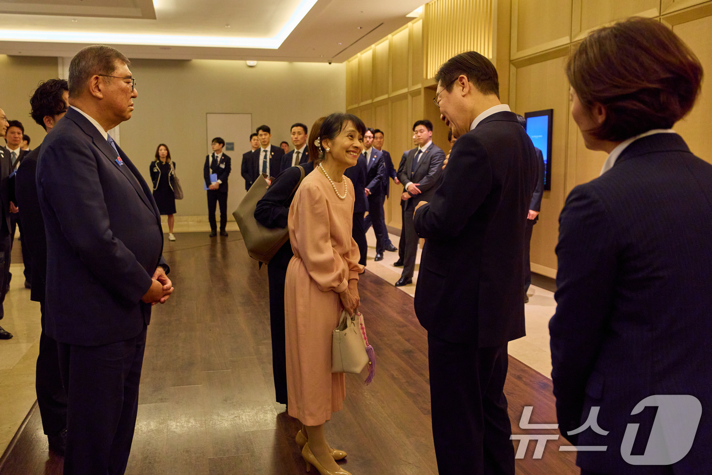 (서울=뉴스1) 허경 기자 = 이재명 대통령이 30일 부산 웨스틴조선 1층 그랜드볼룸에서 열린 한일 정상 만찬에서 이시바 시게루 일본 총리 부인 요시코 여사와 대화하고 있다. (대 …