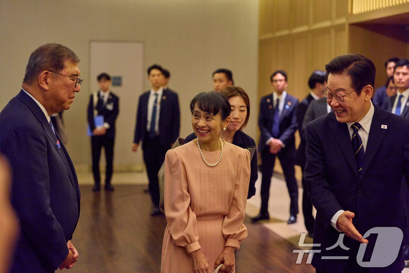 (서울=뉴스1) 허경 기자 = 이재명 대통령이 30일 부산 웨스틴조선 1층 그랜드볼룸에서 열린 한일 정상 만찬에서 이시바 시게루 일본 총리 부부와 대화하고 있다. (대통령실 제공. …