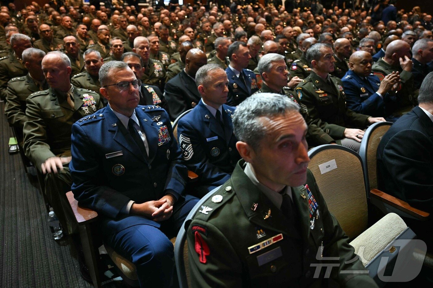 본문 이미지 - 30일&#40;현지시간&#41; 버지나주 콴티코에 위치한 해병대 기지에 모인 수백명의 군 장성이 피트 헤그세스 전쟁부&#40;법적 명칭 &#39;국방부&#39;&#41; 장관의 연설을 듣고 있다. 헤그세스 장관은 이 자리에서 &#34;미군은 수십 년간의 쇠퇴를 바로잡아야 한다＂라고 말했다. ⓒ AFP=뉴스1 ⓒ News1 류정민 특파원