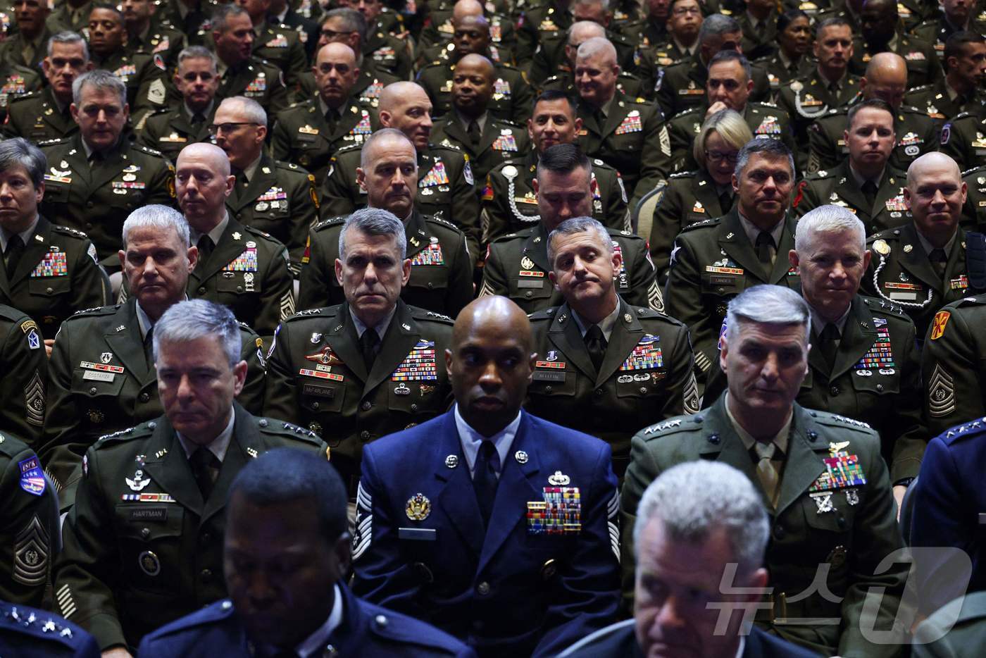 본문 이미지 - 30일&#40;현지시간&#41; 버니지아주 콴티코에 위치한 해병대 기지에서 미군 장성급 지휘관들이 피트 헤그세스 전쟁부&#40;법적 명칭 &#39;국방부&#39;&#41; 장관의 연설에 이어 도널드 트럼프 미국 대통령의 연설 차례를 기다리고 있다. 헤그세스 장관은 이날 미 본토뿐만 아니라 세계 각지에서 근무하는 800여명의 장성들을 불러 모았다. 2025.09.30. ⓒ AFP=뉴스1 ⓒ News1 류정민 특파원