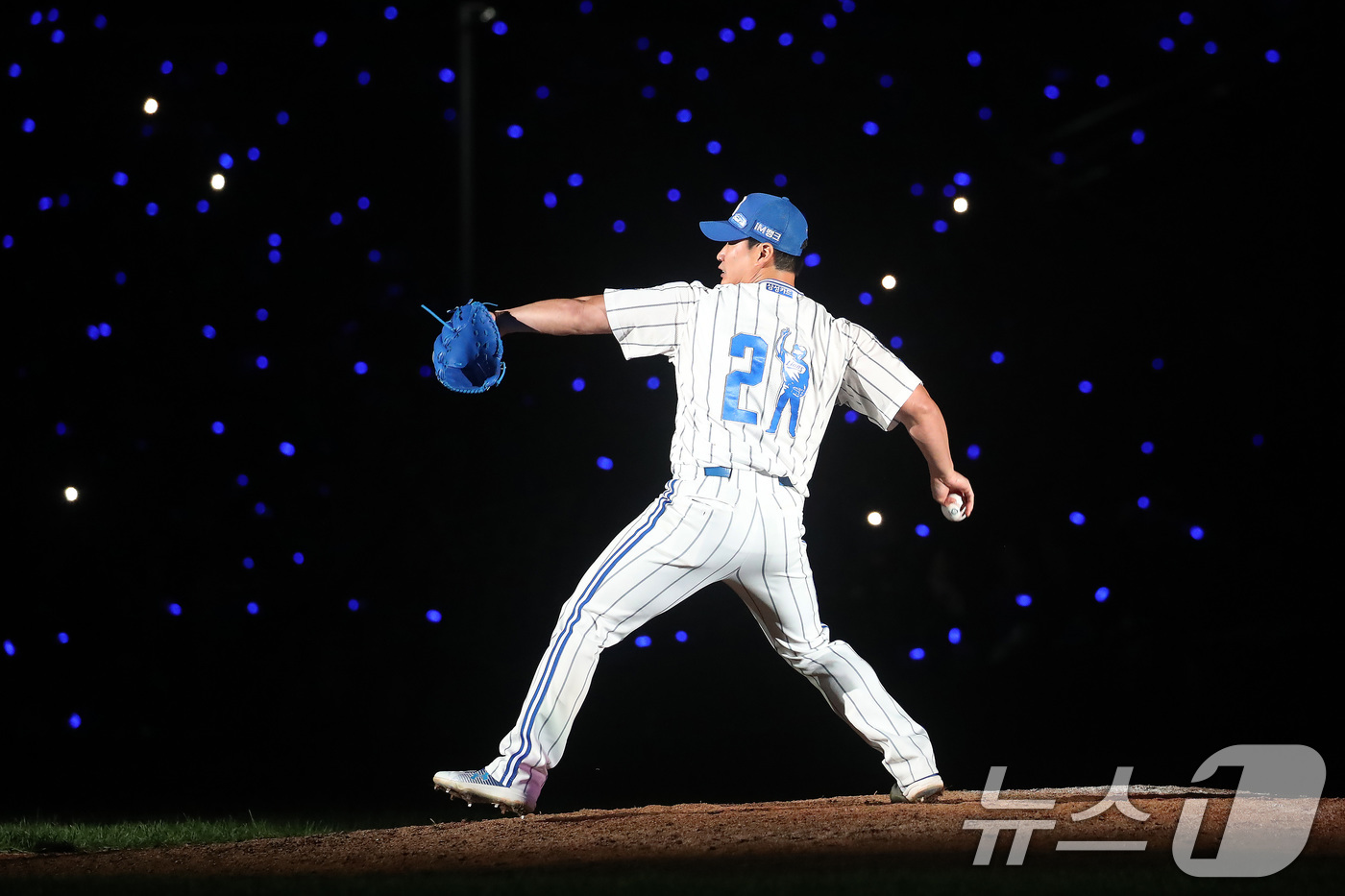 (대구=뉴스1) 공정식 기자 = 삼성 라이온즈 마무리 투수 오승환이 30일 오후 대구 수성구 삼성라이온즈파크에서 열린 은퇴식에서 마지막 투구를 하고 있다. 2025.9.30/뉴스1 …