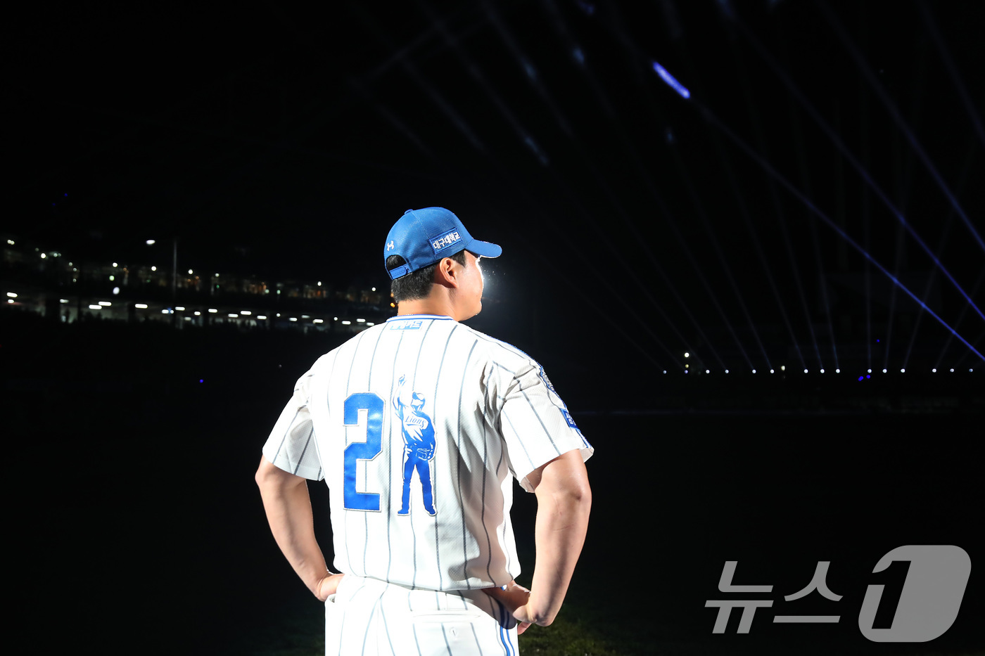 (대구=뉴스1) 공정식 기자 = 삼성 라이온즈 마무리 투수 오승환이 30일 오후 대구 수성구 삼성라이온즈파크에서 열린 은퇴식에서 앞날을 격려하는 전광판 영상을 바라보고 있다. 20 …