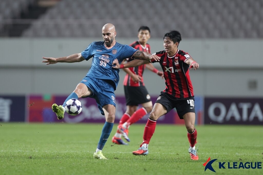 본문 이미지 - 부리람의 뮬리치(왼쪽)(한국프로축구연맹 제공) 