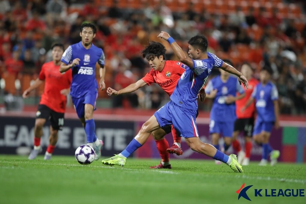 본문 이미지 - 강원의 ACLE 경기 모습(한국프로축구연맹 제공) 