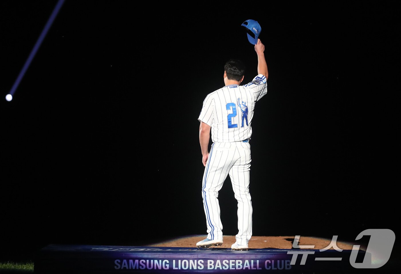 본문 이미지 - 삼성 라이온즈 마무리 투수 오승환이 지난달 30일 오후 대구 수성구 삼성라이온즈파크에서 열린 은퇴식에서 관중석 팬을 향해 모자를 흔들며 인사하고 있다. 2025.9.30/뉴스1 ⓒ News1 공정식 기자