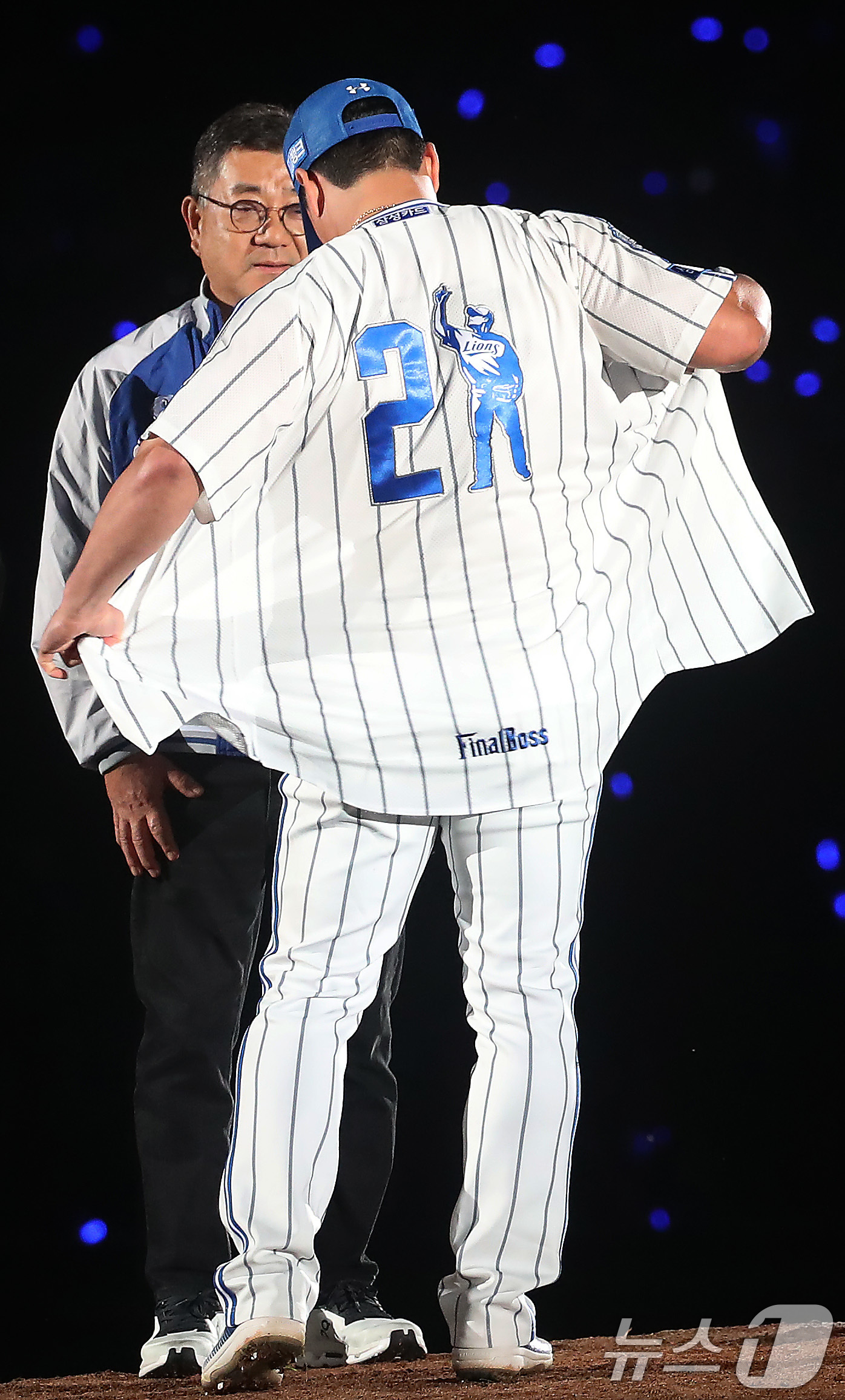 (대구=뉴스1) 공정식 기자 = 삼성 라이온즈 마무리 투수 오승환이 30일 오후 대구 수성구 삼성라이온즈파크에서 열린 은퇴식에서 유니폼을 벗고 있다. 2025.9.30/뉴스1