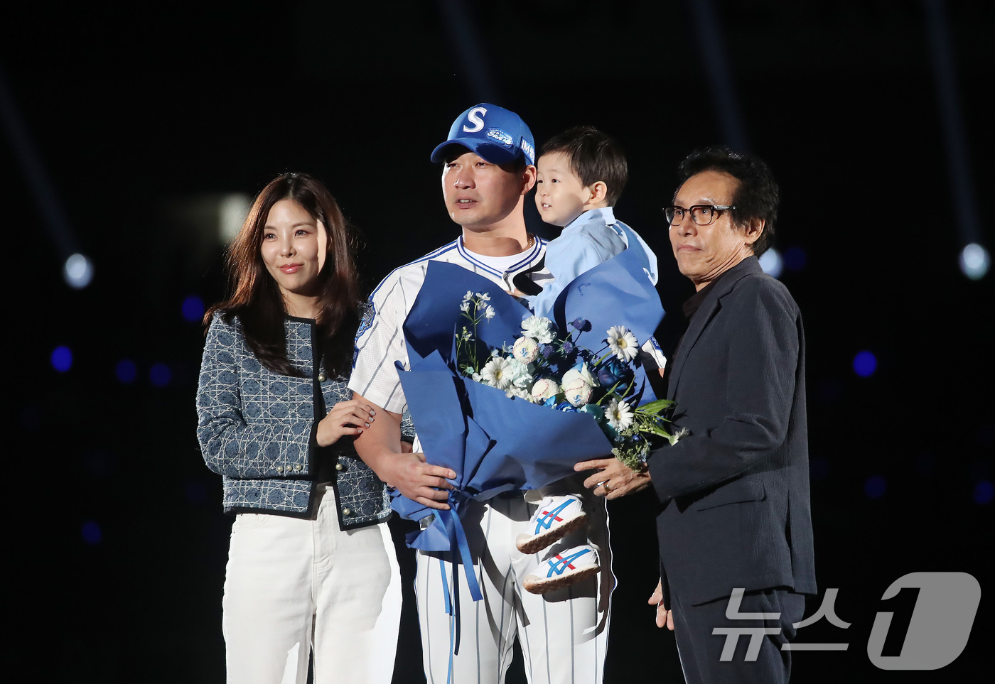 (대구=뉴스1) 공정식 기자 = 삼성 라이온즈 마무리 투수 오승환이 30일 오후 대구 수성구 삼성라이온즈파크에서 열린 은퇴식에서 가족과 함께 기념촬영하고 있다. 2025.9.30/ …