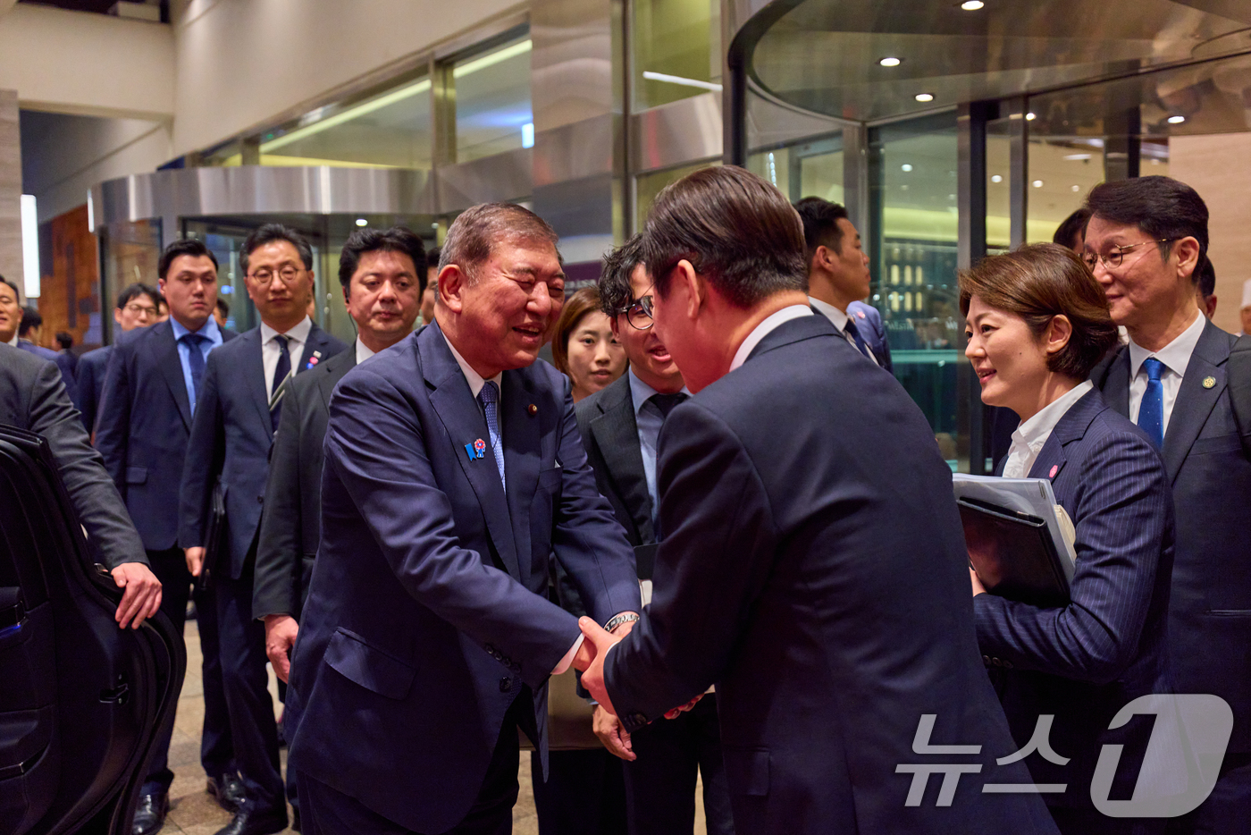 (서울=뉴스1) 허경 기자 = 이재명 대통령과 이시바 시게루 일본 총리가 30일 부산 웨스틴조선에서 공식 일정을 마친 뒤 인사를 나누고 있다. (대통령실 제공. 재판매 및 DB 금 …