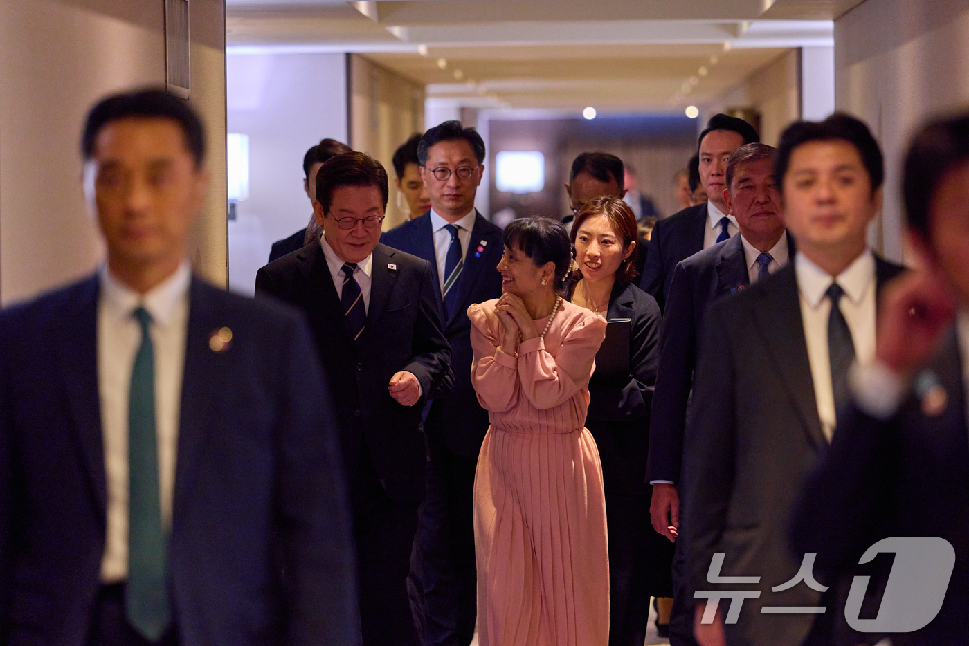 (서울=뉴스1) 허경 기자 = 이재명 대통령과 이시바 시게루 일본 총리 부부가 30일 부산 웨스틴조선에서 함께 이동하고 있다. (대통령실 제공. 재판매 및 DB 금지) 2025.9 …