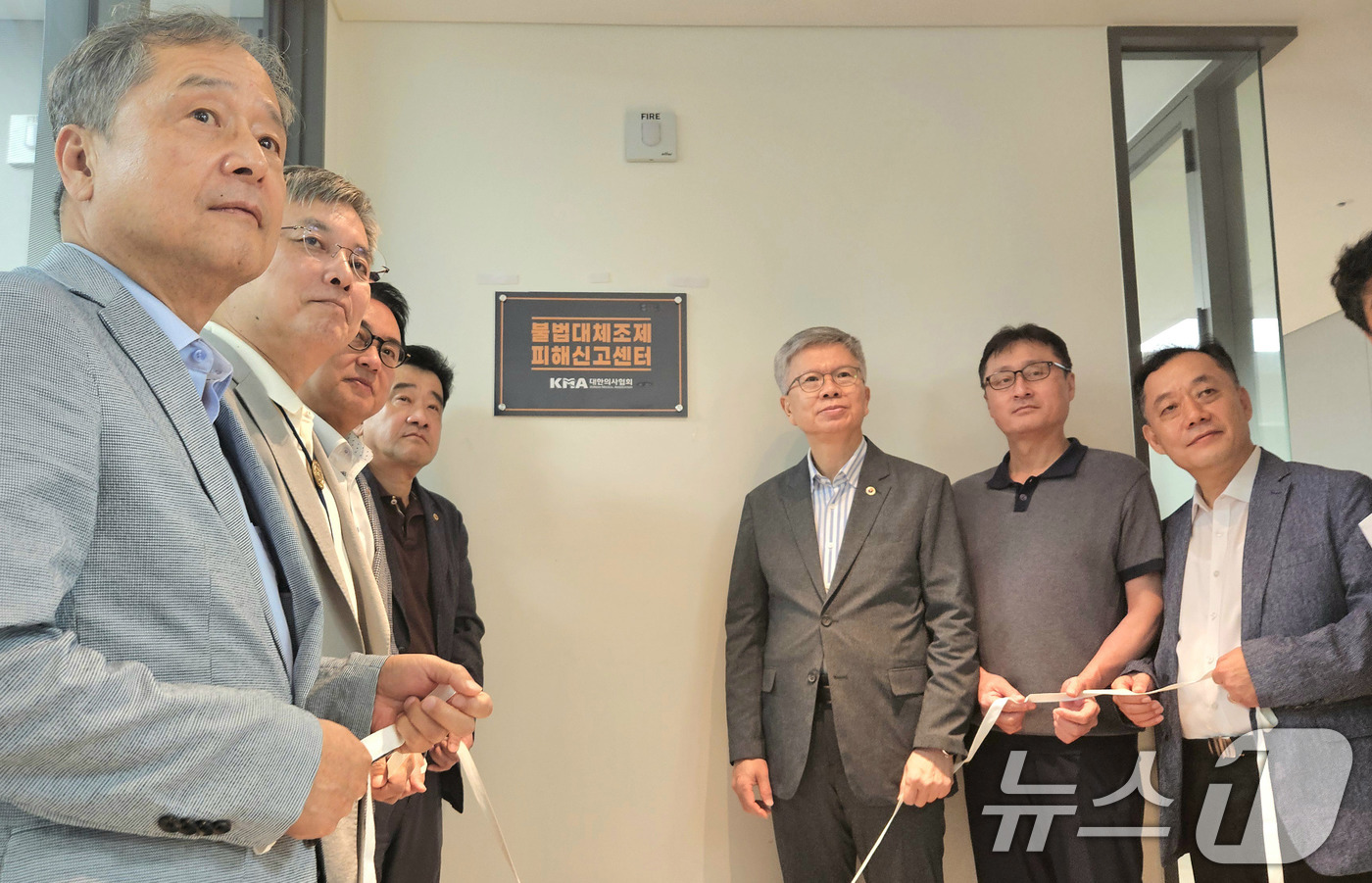 (서울=뉴스1) = 3일 오후 서울 용산구 대한의사협회에서 열린 대한의사협회 '불법 대체조제 피해 신고센터' 개소식에서 김택우 대한의사협회 회장과 이주 센터장 등이 현판 제막을 하 …