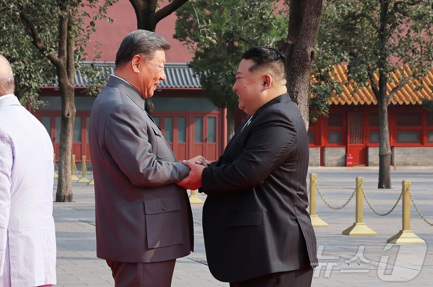 본문 이미지 - (평양 노동신문=뉴스1) = 시진핑 중국 국가주석과 김정은 북한 노동당 총비서가 지난해 9월 베이징에서 만나 악수하고 있다. [국내에서만 사용가능. 재배포 금지. DB 금지. For Use Only in the Republic of Korea. Redistribution Prohibited] rodongphoto@news1.kr