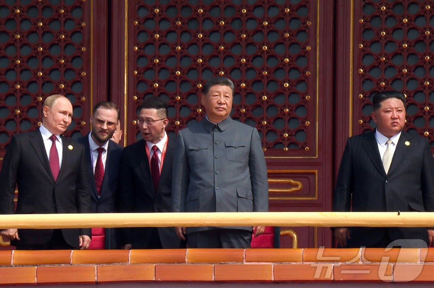 본문 이미지 - &#40;평양 노동신문=뉴스1&#41; = 지난 3일 중국 베이징 톈안먼 망루에 오른 블라디미르 푸틴 러시아 대통령, 시진핑 중국 국가주석, 김정은 북한 노동당 총비서. &#40;왼쪽부터&#41;  [국내에서만 사용가능. 재배포 금지. DB 금지. For Use Only in the Republic of Korea. Redistribution Prohibited] rodongphoto@news1.kr