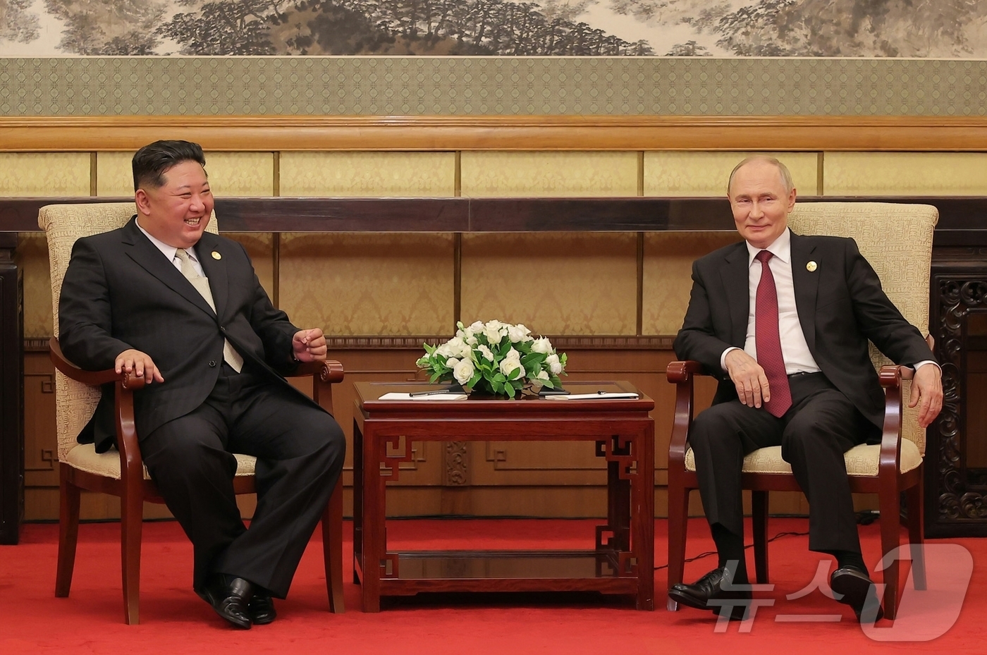 (평양 노동신문=뉴스1) = 북한 노동당 기관지 노동신문은 3일 김정은 당 총비서가 중국인민항일전쟁 및 세계반파쇼전쟁승리(전승절) 80돌(주년) 기념행사에 참석해 블라디미르 푸틴 …