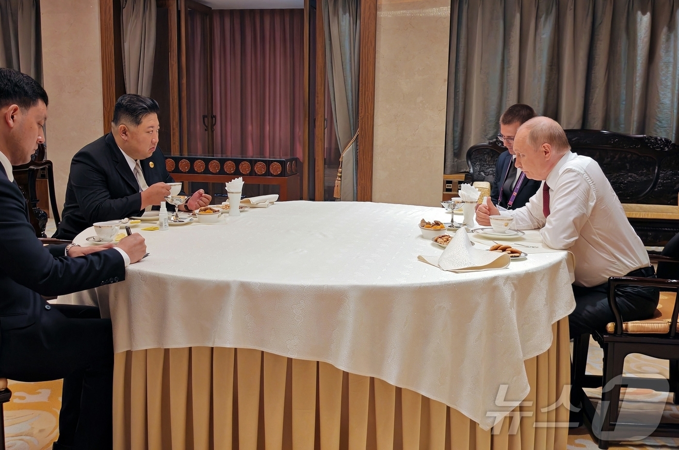 (평양 노동신문=뉴스1) = 북한 노동당 기관지 노동신문은 3일 김정은 당 총비서가 중국인민항일전쟁 및 세계반파쇼전쟁승리(전승절) 80돌(주년) 기념행사에 참석해 블라디미르 푸틴 …