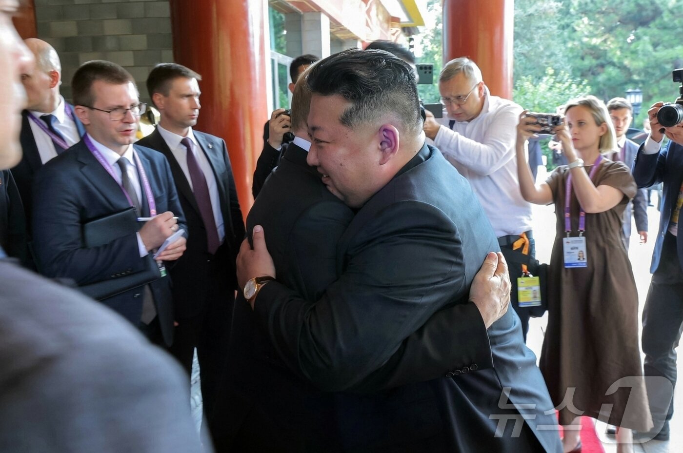 본문 이미지 - &#40;평양 노동신문=뉴스1&#41; = 지난 3일 김정은 당 총비서가 블라디미르 푸틴 러시아 대통령과 회담한 뒤 포옹하고 있는 모습. 북한 노동당 기관지 노동신문은 해당 사진을 4일 보도했다. [국내에서만 사용가능. 재배포 금지. DB 금지. For Use Only in the Republic of Korea. Redistribution Prohibited] rodongphoto@news1.kr