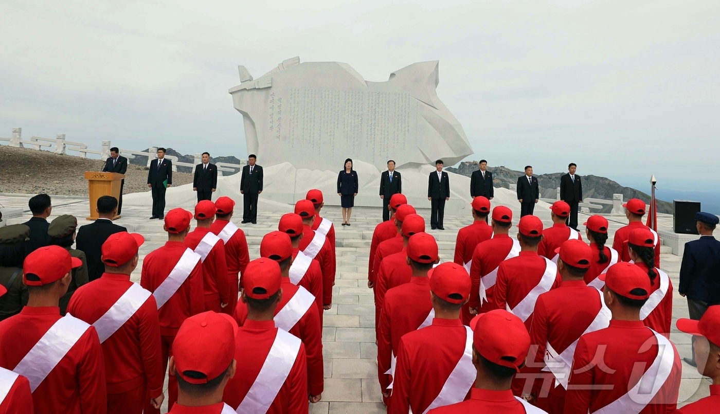 (평양 노동신문=뉴스1) = 북한 노동당 기관지 노동신문은 4일 청년전위들이 김정은 총비서에게 보내는 편지 이어달리기 대회를 진행하고 있다고 보도했다. [국내에서만 사용가능. 재배 …
