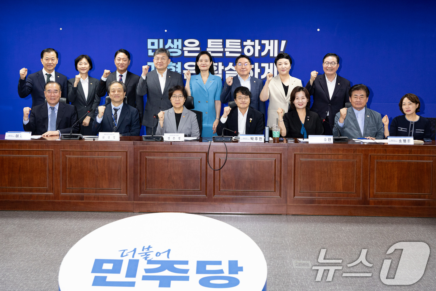 (서울=뉴스1) 유승관 기자 = 박주민 국회 보건복지위원장, 정은경 보건복지부 장관, 문진영 대통령실 사회수석을 비롯한 참석자들이 4일 서울 여의도 국회 의원회관에서 열린 보건복지 …