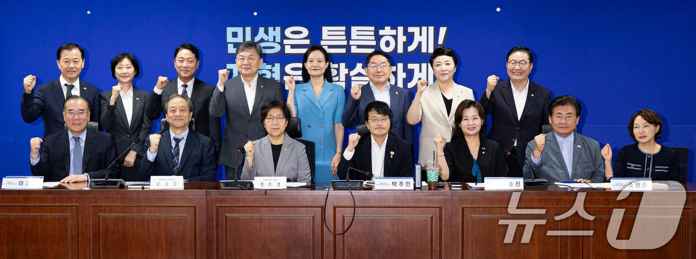 (서울=뉴스1) 유승관 기자 = 박주민 국회 보건복지위원장, 정은경 보건복지부 장관, 문진영 대통령실 사회수석을 비롯한 참석자들이 4일 서울 여의도 국회 의원회관에서 열린 보건복지 …