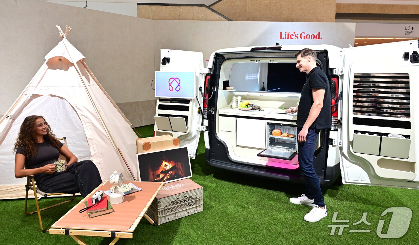 본문 이미지 - LG전자 모델이 전시관 내 AI 모빌리티 공간 솔루션 ‘슈필라움’을 전시한 ‘AI홈 솔루션 존‘에서 집을 넘어 모빌리티로 확장되는 ‘LG AI홈’을 체험 중인 모습.&#40;LG전자 제공&#41;