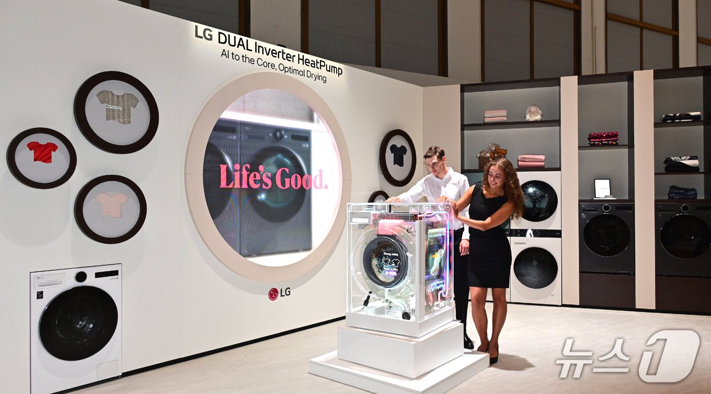 본문 이미지 - LG전자 모델이 IFA2025 전시관 내 ‘AI 코어테크 존‘에서 LG의 듀얼 인버터 히트펌프 기술력을 소개하는 미디어월과 유럽향 복합형 세탁건조기 ‘워시콤보’의 내부구동 원리가 보이도록 특수 제작된 전시품을 선보이는 모습.&#40;LG전자 제공&#41;