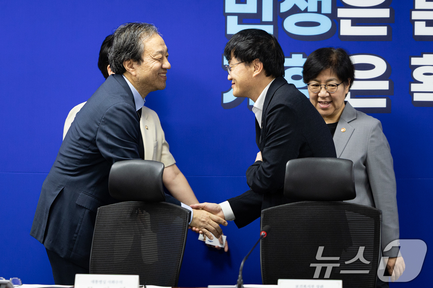 (서울=뉴스1) 유승관 기자 = 박주민 국회 보건복지위원장이 4일 서울 여의도 국회 의원회관에서 열린 보건복지위원회 당·정·대 협의에서 문진영 대통령실 사회수석과 인사하고 있다. …