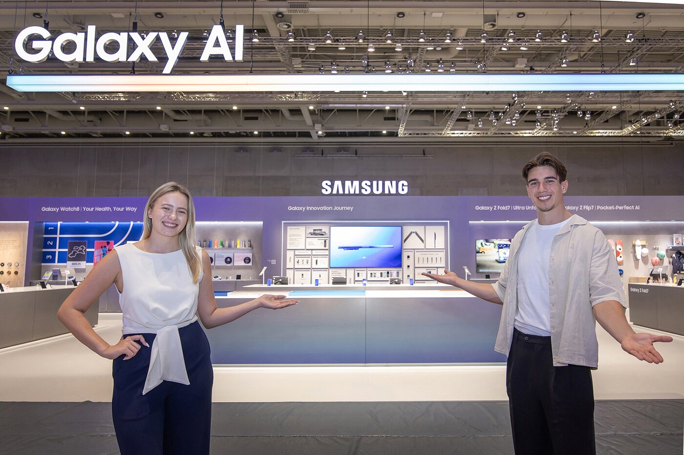 본문 이미지 - 오는 5일부터 9일(현지시간) 'IFA 2025'가 열리는 독일 베를린 '메세 베를린'의 '시티큐브 베를린'에 위치한 삼성전자 전시관에서 삼성전자 모델이 갤럭시 AI를 소개하고 있다(삼성전자 제공). ⓒ 뉴스1