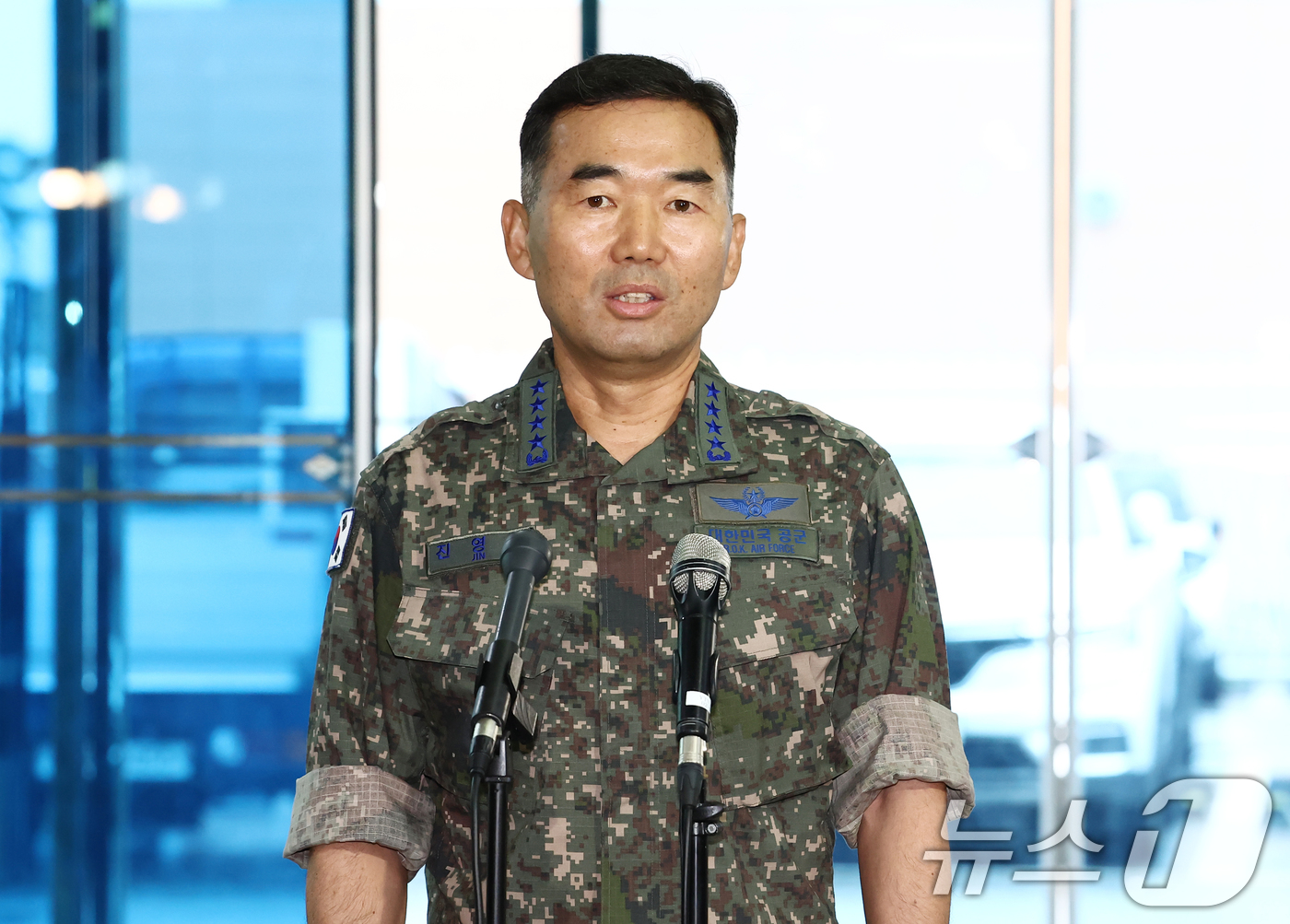 (서울=뉴스1) 김민지 기자 = 진영승 합참의장 후보자가 4일 오전 서울 용산구 육군회관에 마련된 인사청문회 준비 집무실로 출근하며 취재진의 질의에 답하고 있다. 2025.9.4/ …