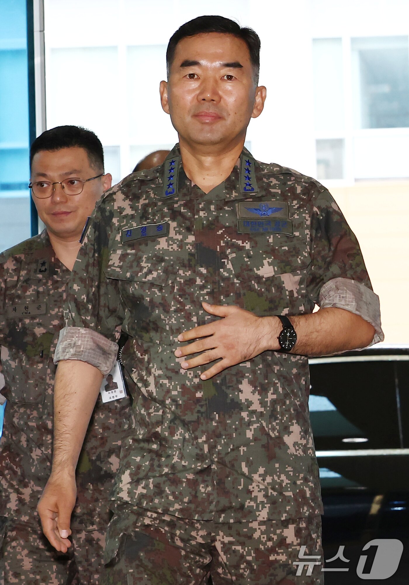 본문 이미지 - 진영승 합참의장 후보자가 4일 오전 서울 용산구 육군회관에 마련된 인사청문회 준비 집무실로 출근하고 있다. 2025.9.4/뉴스1 ⓒ News1 김민지 기자