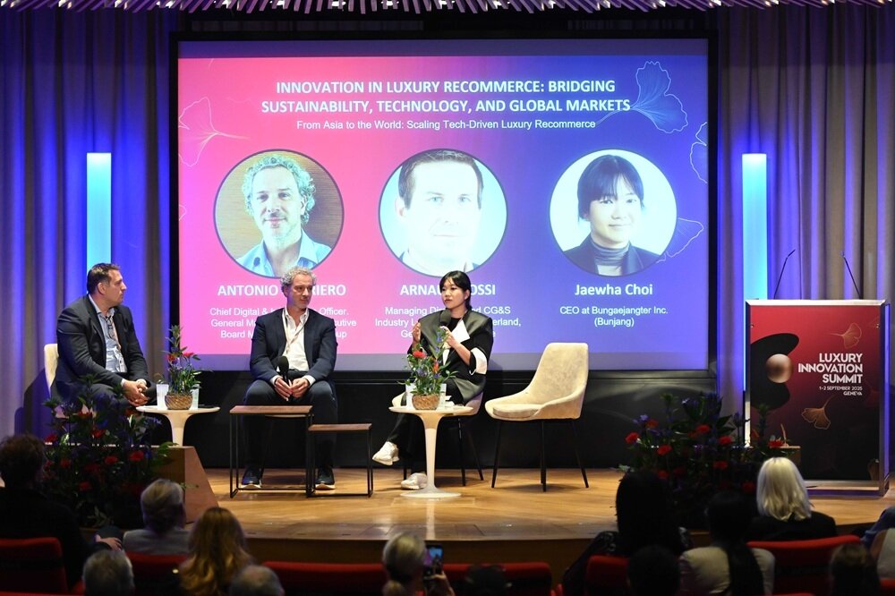 본문 이미지 - 스위스 제네바에서 열린 '제7회 럭셔리 이노베이션 써밋'(이하 LIS)에서 최재화 대표가 발표를 하고 있다. (번개장터 제공)