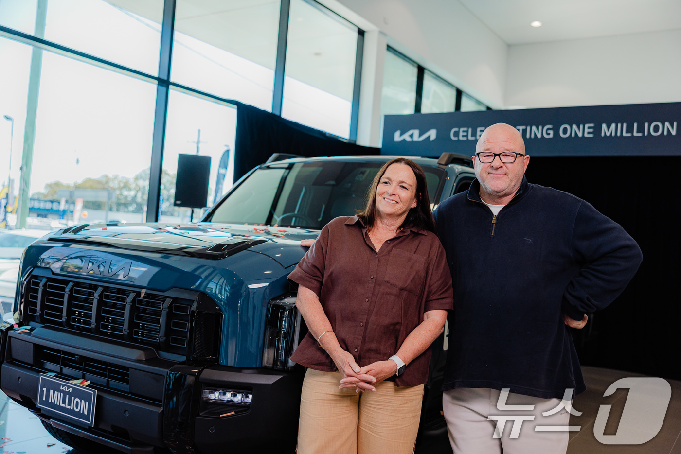 (서울=뉴스1) = 기아는 지난 3일(현지시간) 호주 북동부에 위치한 퀸즈랜드 모토라마 딜러사에서 데니스 피콜리 최고운영책임자, 기아호주 브랜드 앰버서더 패트릭 래프터와 100만번 …