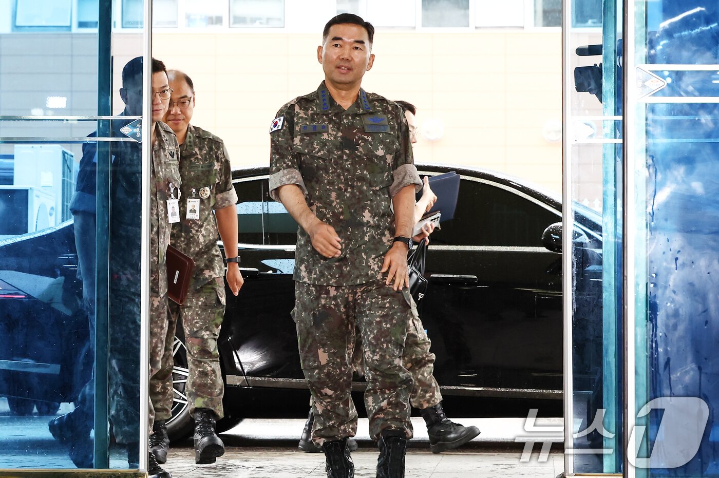 본문 이미지 - 진영승 합참의장 후보자가 4일 오전 서울 용산구 육군회관에 마련된 인사청문회 준비 집무실로 출근하고 있다. 2025.9.4/뉴스1 ⓒ News1 김민지 기자