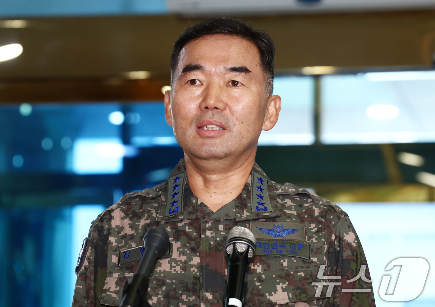 (서울=뉴스1) 김민지 기자 = 진영승 합참의장 후보자가 4일 오전 서울 용산구 육군회관에 마련된 인사청문회 준비 집무실로 출근하며 취재진의 질의에 답하고 있다. 2025.9.4/ …