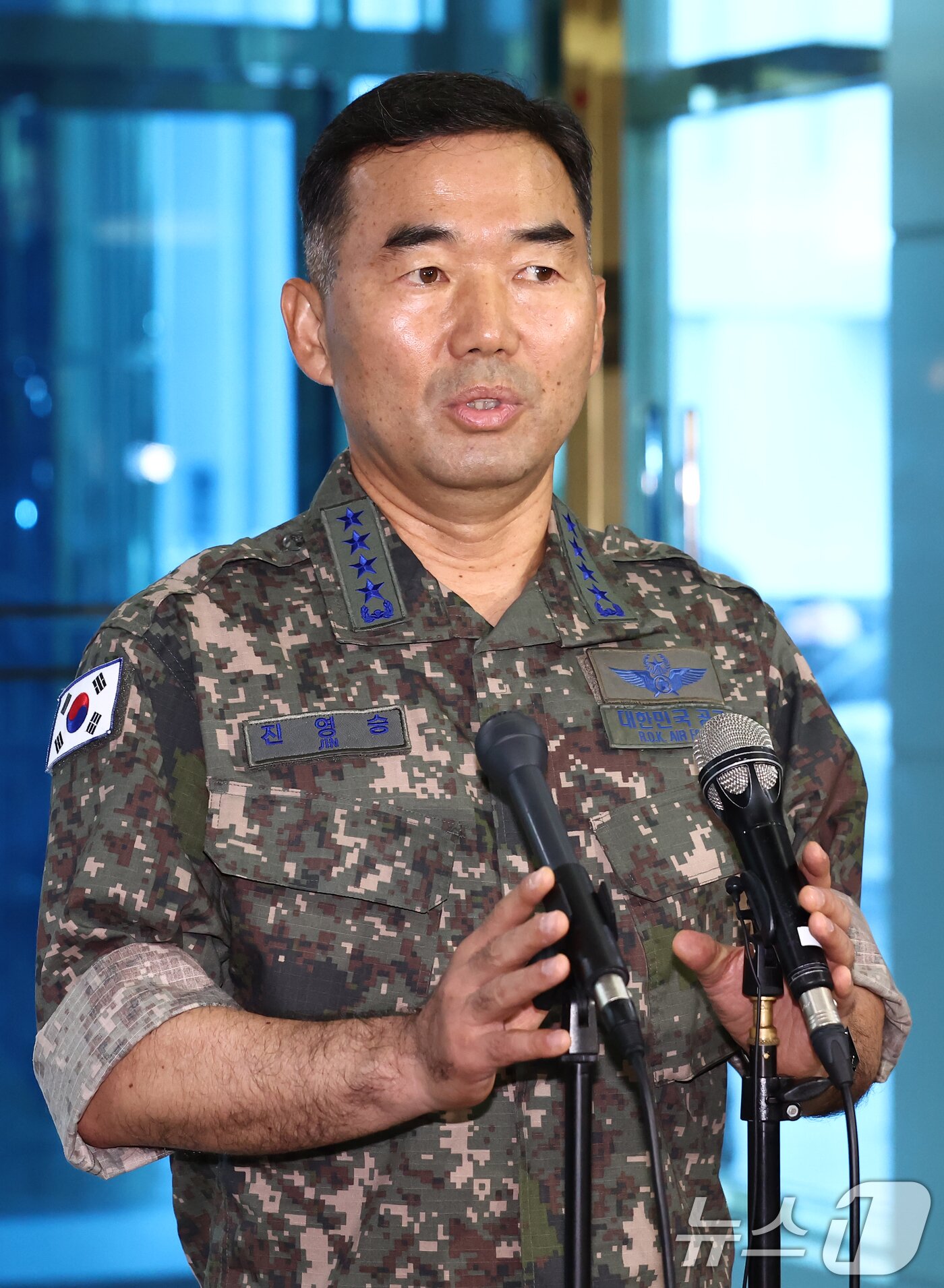 본문 이미지 - 진영승 합참의장 후보자가 4일 오전 서울 용산구 육군회관에 마련된 인사청문회 준비 집무실로 출근하며 취재진의 질의에 답하고 있다. 2025.9.4/뉴스1 ⓒ News1 김민지 기자