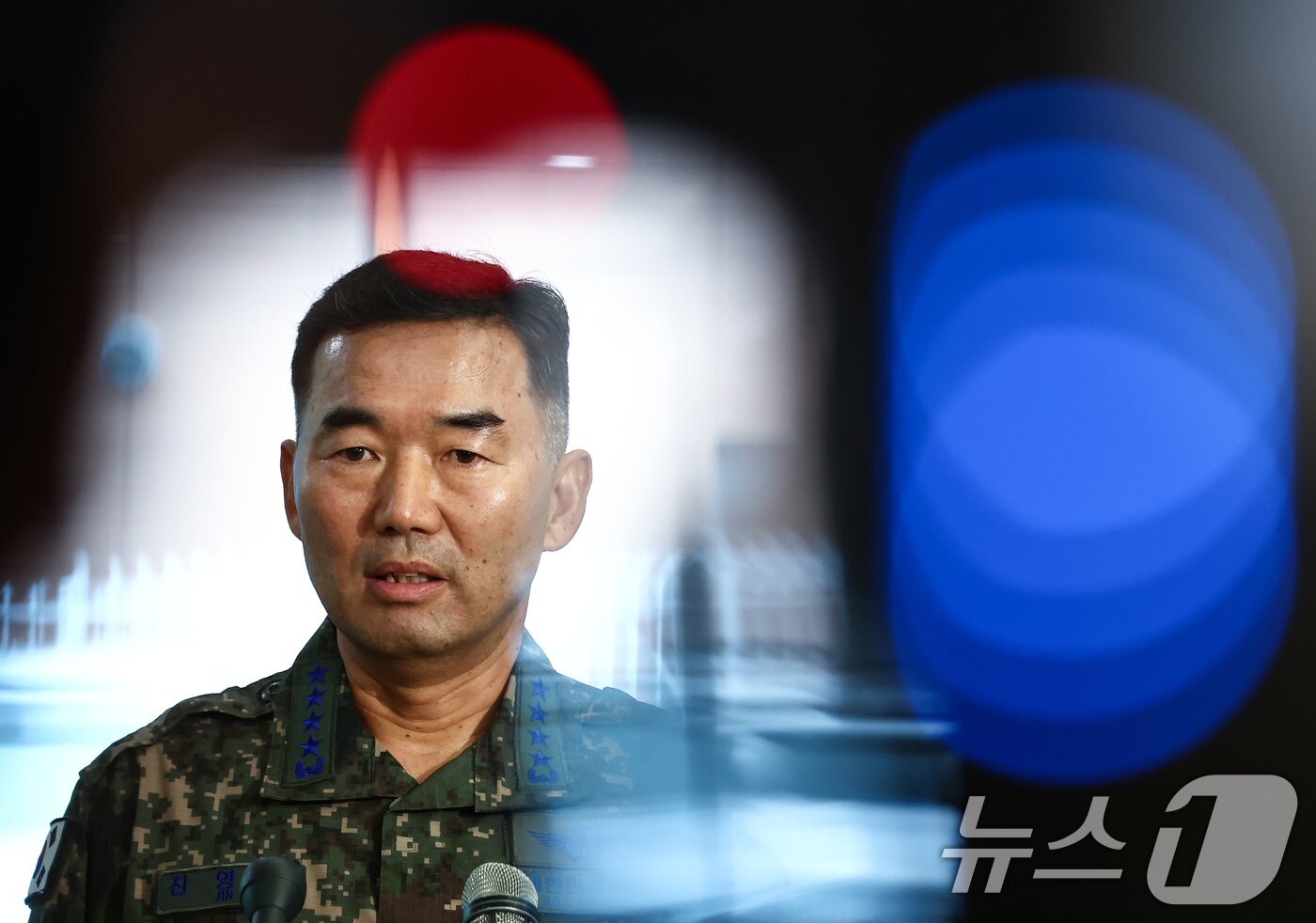 본문 이미지 - 진영승 합참의장 후보자가 4일 오전 서울 용산구 육군회관에 마련된 인사청문회 준비 집무실로 출근하며 취재진의 질의에 답하고 있다. 2025.9.4/뉴스1 ⓒ News1 김민지 기자