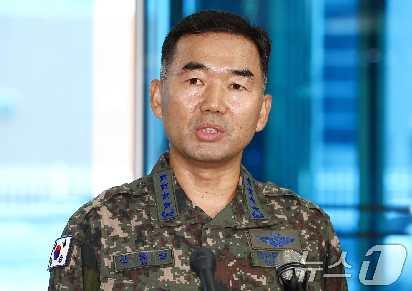 본문 이미지 - 진영승 합참의장 후보자가 4일 오전 서울 용산구 육군회관에 마련된 인사청문회 준비 집무실로 출근하며 취재진의 질의에 답하고 있다. 2025.9.4/뉴스1 ⓒ News1 김민지 기자