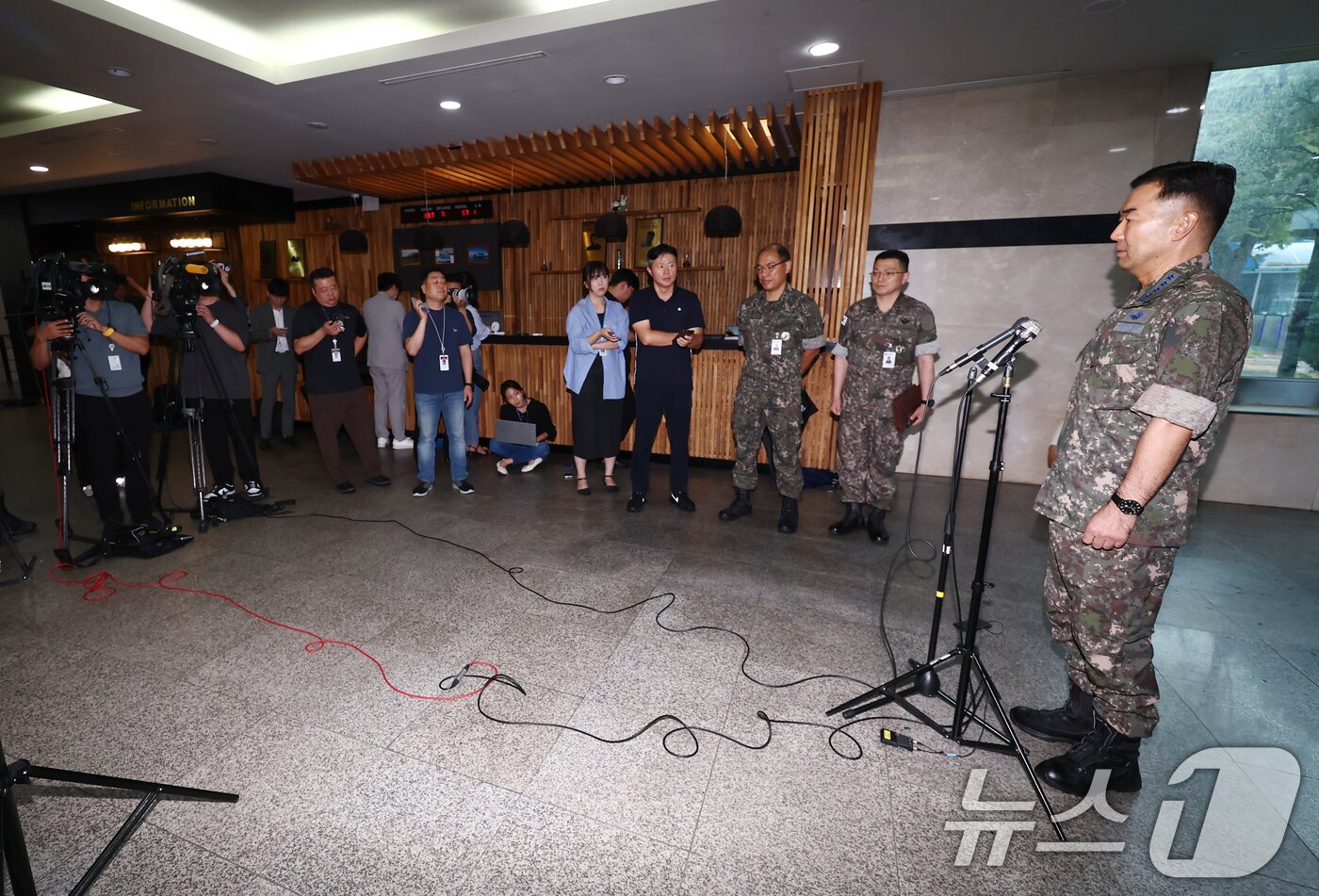 본문 이미지 - 진영승 합참의장 후보자가 4일 오전 서울 용산구 육군회관에 마련된 인사청문회 준비 집무실로 출근하며 취재진의 질의에 답하고 있다. 2025.9.4/뉴스1 ⓒ News1 김민지 기자