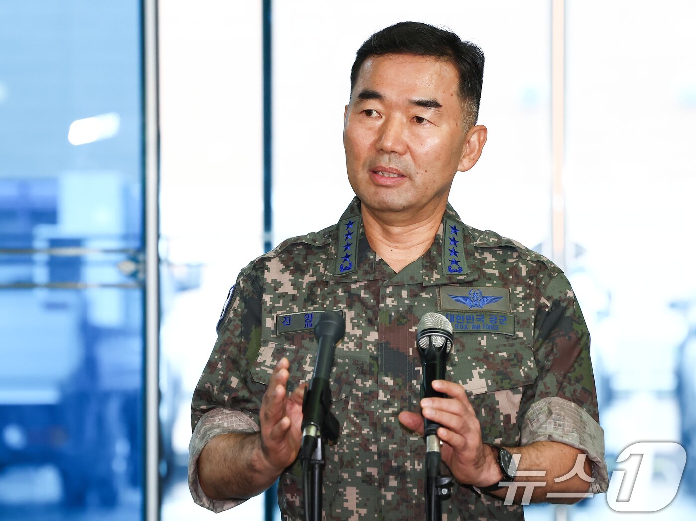 본문 이미지 - 진영승 합참의장 후보자가 4일 오전 서울 용산구 육군회관에 마련된 인사청문회 준비 집무실로 출근하며 취재진의 질의에 답하고 있다. 2025.9.4/뉴스1 ⓒ News1 김민지 기자