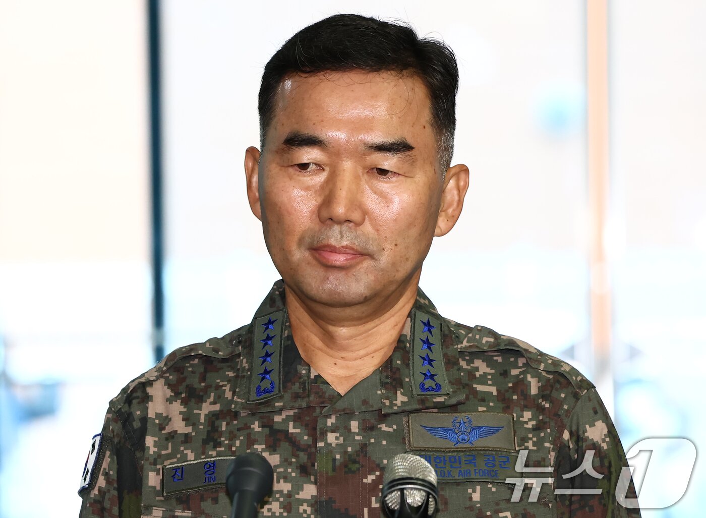 본문 이미지 - 진영승 합참의장 후보자가 4일 오전 서울 용산구 육군회관에 마련된 인사청문회 준비 집무실로 출근하며 취재진의 질의를 듣고 있다. 2025.9.4/뉴스1 ⓒ News1 김민지 기자