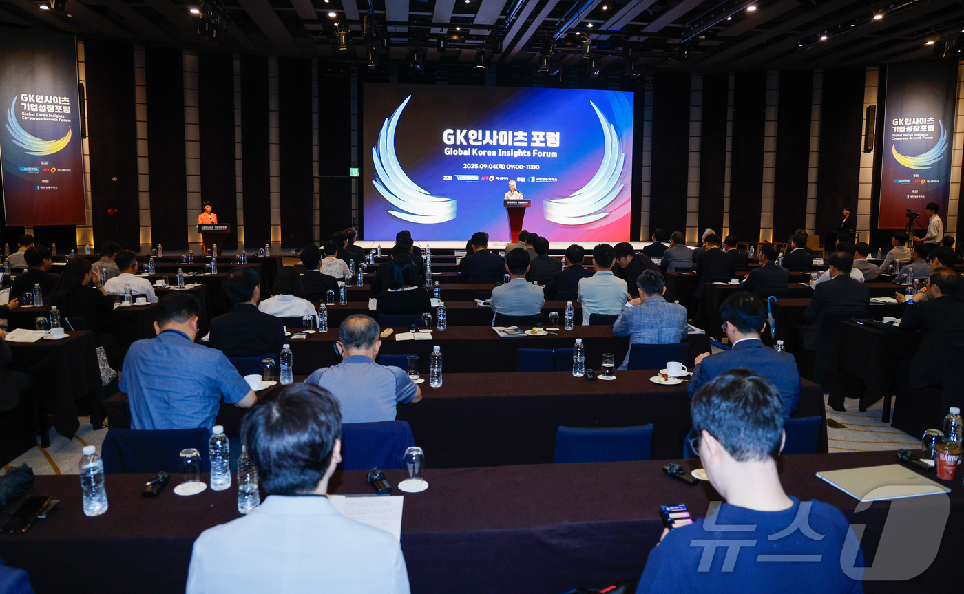 (서울=뉴스1) 안은나 기자 = 홍선근 머니투데이 회장이 4일 오전 서울 중구 웨스틴 조선 서울에서 열린 글로벌코리아인사이츠(GK인사이츠)·머니투데이 주최 'GK인사이츠-기업성장포 …