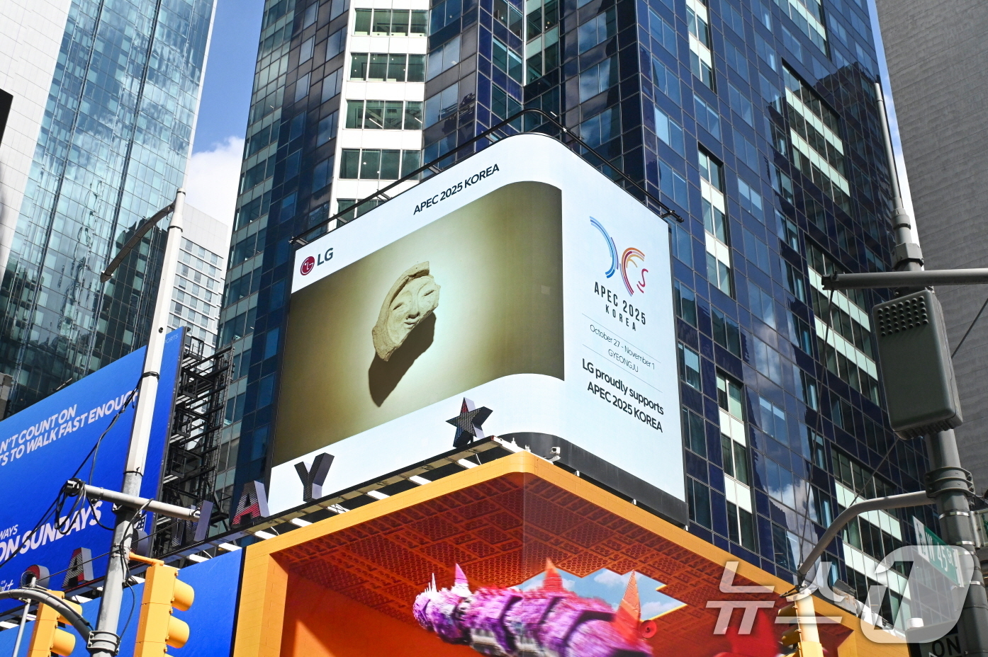 (서울=뉴스1) = LG가 오는 10월 말 경주에서 열리는 ‘2025년 APEC 정상회의’를 글로벌 랜드마크에서 알리고 있다고 4일 밝혔다.사진은 뉴욕 타임스스퀘어 전광판에서 상영 …